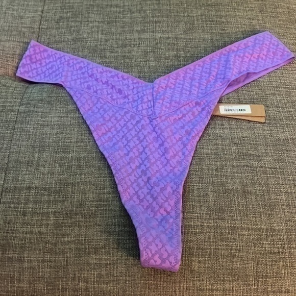 Skims Logo Mesh Thong - Picture 6 of 9